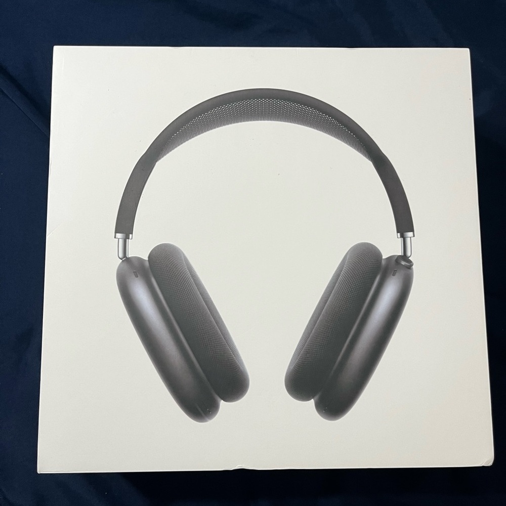 Airpod maxes (PRICE NEGOTIABLE)
